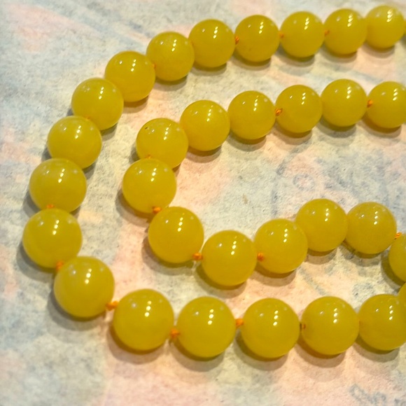 Yellow dyed agate beads knotted necklace 10mm w/14k gold clasp - 17.5” long - Picture 3 of 3